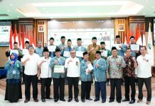 read news – Jefridin Sebut Insentif Anggota BMGQ Naik tahun Depan Sekretaris Daerah (Sekda) Kota Batam, Jefridin Hamid (tengah baju putih) saat hadir dalam musyawarah besar (Mubes) ke-VI Badan Musyawarah Guru Alquran (BMGQ) Kota Batan, Selasa (20/12/2022). Jefridin mengatakan kepada Pengurus baru BMGQ diharapkan nantinya dapat menyusun program-program dan menjalankannya dengan baik sebagaimana yang diharapkan. (Foto : Muhammad Amin - batamtv.com)