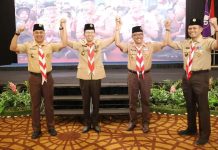 read news – Terpilih Aklamasi, Jefridin Hamid Jabat Ketua Kwartir Pramuka Batam Setdako Batam Jefridin Hamid, (kedua dari kanan) yang sebelumnya sebagai Ketua Kwatir Cabang Batam, terpilih sebagai Ketua Kwarcab Pramuka Kota Batam. Dia menggantikan Amsakar Achmad dalam Muscab di Swiss-belhotel Batam, Harbourbay, Sabtu (24/12/2022). (foto : muhammad amin - batamtv.com)