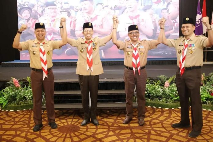 Setdako Batam Jefridin Hamid, (kedua dari kanan)  yang sebelumnya sebagai Ketua Kwatir Cabang Batam, terpilih sebagai Ketua Kwarcab Pramuka Kota Batam. Dia  menggantikan  Amsakar Achmad dalam Muscab di Swiss-belhotel Batam, Harbourbay, Sabtu (24/12/2022).  (foto : muhammad amin - batamtv.com)