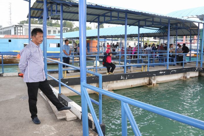 Wali Kota Batam Muhammad Rudi menyempatkan diri meninjau Pelabuhan Pancung Sekupang saat hendak ke Belakangpadang, Sabtu (24/12/2022) pagi. Peninjauan tersebut dilakukan untuk memastikan sarana dan prasarana pelabuhan demi kenyamanan masyarakat atau pengguna pelabuhan. (foto : abyaqsa ramadan - batamtv.com)