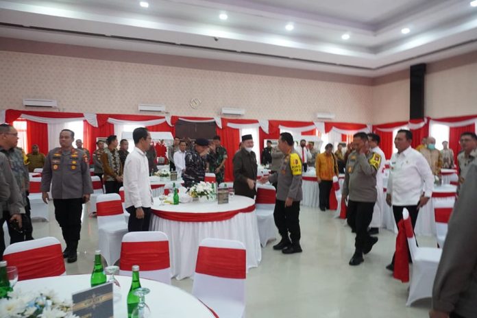 Kapolri Jenderal Polisi Listyo Sigit Prabowo (kanan seragam polisi) dalam rangka kunjungan kerja (kunker)  meninjau langsung pembangunan Perumahan Graha Bhayangkara Presisi, Gereja Ouikumene Tri Tunggal Kudus dan Pura Adistana Samanasya Polda Kepri, di Polda Kepri, Jumat (23/12). (Foto : Muhammad Amin - batamtv.com)