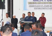 read news -Warga Apresisasi Pembangunan Pemko di Belakang Padang Ketua RT Sekanak Raya, Sumarno (di podium) mengatakan apa yang dibuat dan dibangun Walikota Batam HM Rudi sudah dirasakan masyarakat, Sabtu (24/12/2022). Hal itu pun akan berdampak pada peningkatan ekonomi di Kecamatan Belakang Padang. Warga Belakang Padang mengapresiasi Pemerintah Kota Batam atas hasil pembangunan yang dirasakan masyarakat setempat seperti pembangunan jalan raya, hingga pelabuhan. (foto : muhammad amin - batamtv.com)