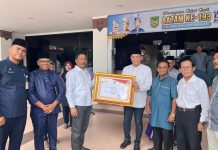 read news – Bantuan untuk Korban Gempa Cianjur dari Warga Batuaji Terkumpul Rp219.704.100 Wali Kota Batam, Muhammad Rudi (ketiga dari kiri) resmi menerima bantuan untuk korban bencana gempa bumi di Cianjur, Jumat (23/12/2022) lalu. Bantuan itu berasal dari seluruh masyarakat Kecamatan Batuaji . Bantuan itu kemudian disalurkan bersamaan dengan bantuan dari kecamatan lain di Batam. Bantuan itu, kata HM Rudi secara simbolis diserahkan perwakilan masyarakat Batuaji kepada HM Rudi. (foto : abyaqsa ramadan - batamtv.com)