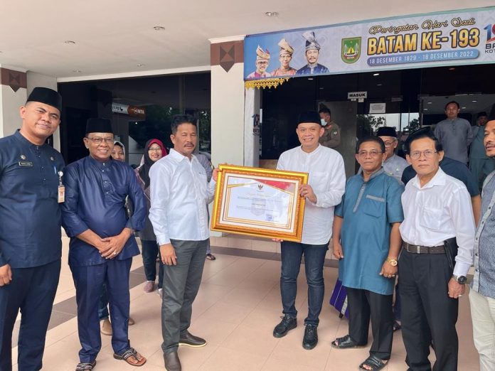 Wali Kota Batam, Muhammad Rudi (ketiga dari kiri)   resmi menerima bantuan untuk korban bencana gempa bumi di Cianjur, Jumat (23/12/2022) lalu. Bantuan itu berasal dari seluruh masyarakat Kecamatan Batuaji . Bantuan itu  kemudian disalurkan bersamaan dengan bantuan dari kecamatan lain di Batam. Bantuan itu, kata HM Rudi secara simbolis diserahkan perwakilan masyarakat Batuaji kepada HM Rudi. (foto : abyaqsa ramadan - batamtv.com)