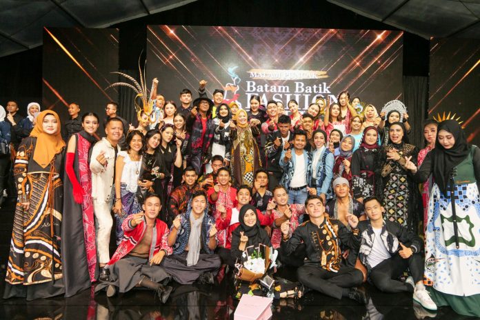Dalam ajang bertajuk Batam Batik Fashion Week (BBFW) , Wakil Gubernur Kepri Hj Marlin Agustina Rudi (berdiri ditengah , kerudung kuning dan batik kuning hitam) mengajak masyarakat terus mempromosikan dan menggunakan batik Batam dan produk UMKM lainnya. Hal ini disampaikannya pada malam puncak Batam Batik Fashion Week (BBFW) di Dataran Engku Putri, Kota Batam, Jumat (23/1) malam. (foto : abyaqsa ramadan - batamtv.com)