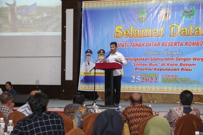 Walikota Batam HM Rudi saat memberikan  sambutan Minggu (25/12/2022). Dia menegaskan bahwa perantau Tanah Datar di Batam adalah warga Batam. Untuk itu dia merasa lebih tepat menyebut warga Batam asal Tanah Datar. (foto : muhammad amin - batamtv.com)