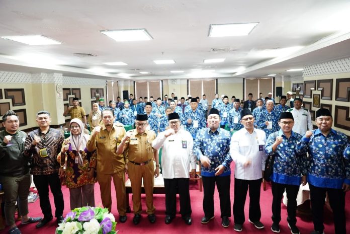Sekretaris Daerah (Sekda) Kota Batam Jefridin Hamid (kelima dari kiri) saat membuka pelatihan enterpreneur Imam Masjid Kota Batam di PIH Batam Center, Senin (26/12). Jefridin mewakili  Wali Kota Batam Muhammad Rudi. Dia mengapresiasi kegiatan ini, karena pelatihan ini sangat baik untuk menambah wawasan kewirausahaan. (foto : abyaqsa ramadan - batamtv.com)