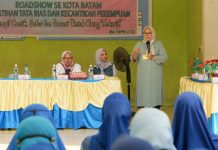 read news – Remaja Putri dan Ibu Rumah Tangga di Bengkong Ikuti Pelatihan Tata Rias Dalam acara yang dilangsungkan di Bengkong Baru Kelurahan Bengkong Indah, Kecamatan Bengkong Kota Batam, Senin (26/12/2022), Wagub Kepri Marlin Agustina (kanan : pegang mix) mengajak semua peserta untuk meperbanyak senyum karena senyum adalah ibadah yang paling mudah. Marlin merasa balek kampung karena dulu selalu main voli di lapangan ini. (foto : muhammad amin - batamtv.com)