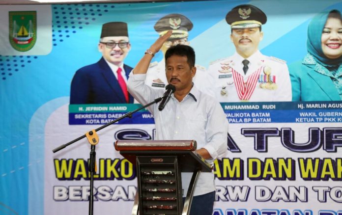 Walikota Batam Haji Muhammad Rudi hadir dalam  silaturrahmi berkala dengan RT/RW dan tokoh masyarakat di Kecamatan Bengkong, Senin (26/12/2022) malam. Silaturrahmi yang juga koordinasi langsung Walikota Rudi dengan pelayan terdepan masyarakat itu dilakukan di Hotel Golden View, Bengkong Laut. (foto : muhammad amin - batamtv.com)