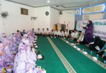 read news -Penghuni Lapas Khusus Perempuan ini Ikuti Tausiyah Ustaz Deden Sirozuddin Para warga binaan di Lapas Khusus Perempuan mengikuti acara bertajuk Pembinaan Akhlak Mulia Tim Penggerak PKK Kota Batam. Wakil Gubernur Kepri Hj Marlin Agustina Rudi (berdiri pegang mix) hadir dalam acara pembinaan yang mengusung tema Muliakan Ibumu Niscaya Rahmat Allah Mengalir Untukmu. Kali ini acara yang ditaja Rabu (28/12) menampilkan Ustaz Deden Sirozuddin. ( foto : muhammad amin - batamtv.com)