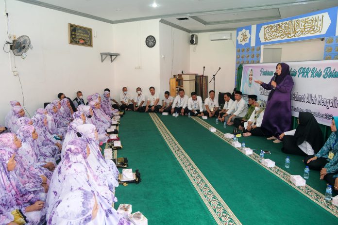 ( foto : muhammad amin - batamtv.com) Para warga binaan di Lapas Khusus Perempuan mengikuti acara bertajuk Pembinaan Akhlak Mulia Tim Penggerak PKK Kota Batam. Wakil Gubernur Kepri Hj Marlin Agustina Rudi (berdiri pegang mix) hadir dalam acara pembinaan yang mengusung tema Muliakan Ibumu Niscaya Rahmat Allah Mengalir Untukmu. Kali ini acara yang ditaja Rabu (28/12) menampilkan Ustaz Deden Sirozuddin. ( foto : muhammad amin - batamtv.com)