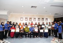 read news – Inilah 18 PNS Pemko Batam yang Masuki Masa Pensiun Setdako Batam Jefridin (depan , keempat dari kiri) saat bersama para pensiunan Pemko Batam. Dia menyampaikan agar para pegawai yang pensiun untuk terus menjalin silaturahmi dan menjaga rasa cinta dan memiliki Batam. Meski mulai pensiun, rasa memiliki dan mencintai Pemko Batam tidak luntur sedikit pun, Kamis (29/12/2022). Ia pun mengapresiasi peran semua pegawai yang selama pengabdiannya telah berkontribusi dalam pembangunan Batam dengan tugas dan fungsinya masing-masing. ( foto : abyaqsa ramadan - batamtv.com)