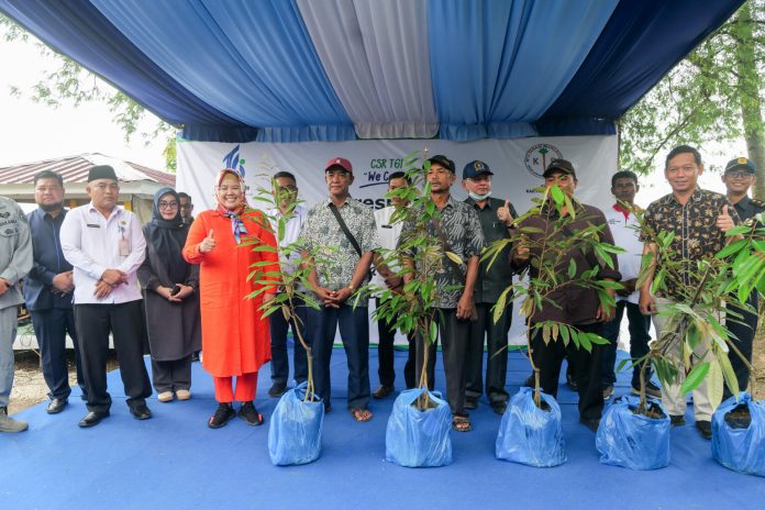 Kepri Hj Marlin Agustina Rudi (gamis orange) saat meresmikan kawasan Ekowisata Mangrove Pantai Ketapang, Bulang di Teluk Sepaku, Kelurahan Pulau Buluh, Kecamatan Bulang, Kota Batam, Rabu (28/12) pagi. Dia mengajak masyarakat Kepri untuk terus menjaga kelestarian lingkungan hutan mangrove, yang memberi banyak manfaat. ( foto : abyaqsa ramadan - batamtv.com )