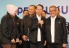 read news – Pengukuhan Forum Kepatuhan Jaminan Sosial Ketenagakerjaan Kota Batam Kajari Kota Batam Herlina Setyorini (kiri) bersama wakil Wali Kota Batam Amsakar Achmad (berjabatantyangan ) dengan Jefridin dalam Pengukuhan Forum Kepatuhan Jaminan Sosial Ketenagakerjaan Kota Batam di Hotel Santika, Batam Center, Rabu (28/12/2022). Kajari Kota Batam Herlina Setyorini mengucapkan terimakasih atas kepercayaan pada Bidang Datun (Perdata dan Tata Usaha Negara/TUN) untuk melakukan pendampingan. ( foto : abyaqsa ramadan - batamtv.com)