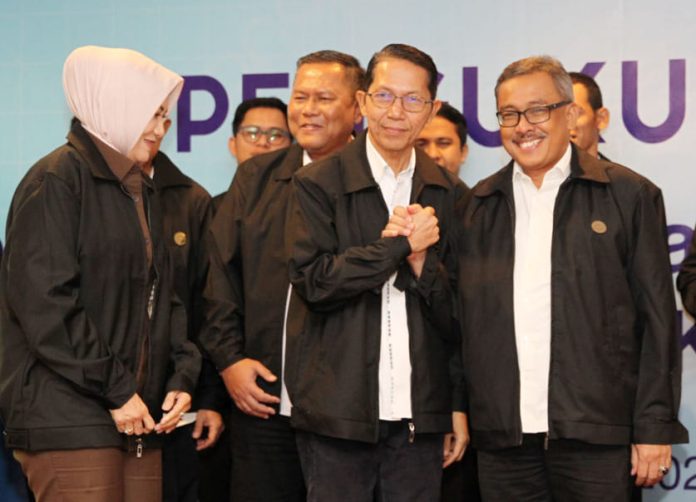 Kajari Kota Batam Herlina Setyorini (kiri) bersama wakil Wali Kota Batam Amsakar Achmad (berjabatantyangan ) dengan  Jefridin dalam Pengukuhan Forum  Kepatuhan Jaminan Sosial Ketenagakerjaan Kota Batam di Hotel Santika, Batam Center, Rabu (28/12/2022). Kajari Kota Batam Herlina Setyorini mengucapkan terimakasih  atas kepercayaan pada Bidang Datun (Perdata dan Tata Usaha Negara/TUN) untuk melakukan pendampingan. ( foto : abyaqsa ramadan - batamtv.com)