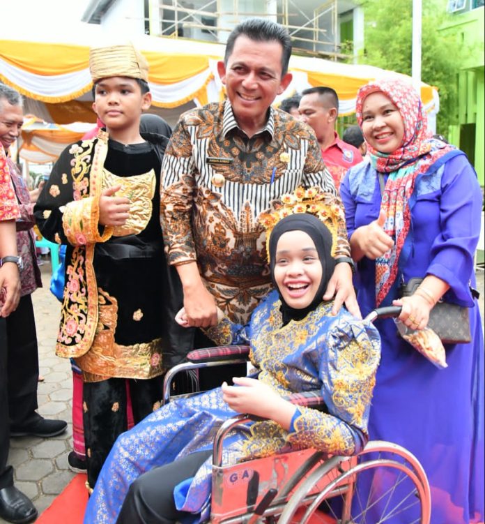 Gubernur Kepri, Ansar Ahmad saat menyerahkan bantuan kepada penyandang disabilitas di Kota Batam dalam peringatan Hari Disabilitas Internasional (HDI) Kamis ( (08/12/2022) (Foto : Muhammad Amin - batamtv.com)