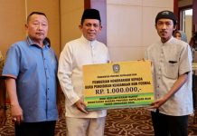 read news – Mubaligh Kota Tanjungpinang Terima Bantuan Hibah Pemprov Gubernur Kepri Ansar Ahmad menyerahkan bantuan di Aula Wan Seri Beni, Dompak, Jumat (2/12). Ansar Ahmad usai menyerahkan bantuan serupa di Kabupaten Bintan dan Kota Batam, Gubernur Ansar melanjutkan penyerahan bantuan mubaligh untuk kota Tanjungpinang di Aula Wan Seri Beni sebanyak 750 mubaligh dan pemuka agama di kota Tanjungpinang menerima bantuan tunai dari Pemprov Kepri melalui Biro Kesra sebesar Rp 1 juta per orang. (Foto : Dwi Susilo - batamtv.com)