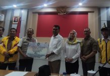 read news – Pemprov Kepri Serahkan Bantuan Korban Banjir di Natuna Gubernur Propinsi Kepri, Ansar Ahmad melalui Sekretaris Daerah Provinsi Kepulauan Riau Adi Prihantara menginstruksikan BPBD Kepri untuk mengirimkan bantuan logistik ke Tambelan dan Natuna. Dia juga memerintahkan kepada jajaran dibawahnya untuk mengalokasikan bantuan dari Pemerintah Provinsi Kepulauan Riau bagi korban bencana alam banjir di Kabupaten Natuna . (Foto : Dwi Susilo - batamtv.com)