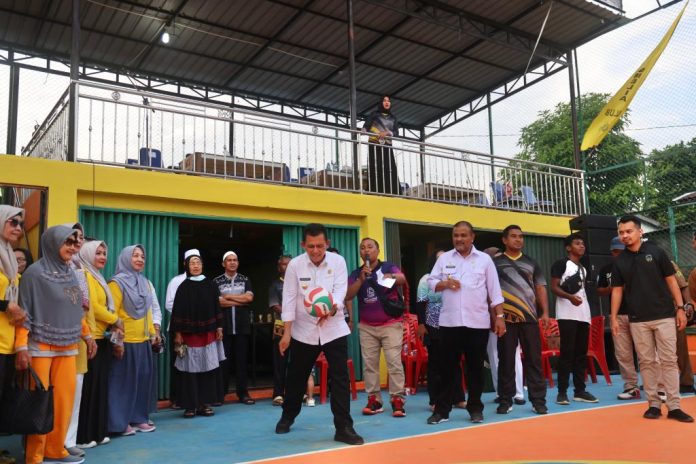 Gubernur Ansar saat melakukan service perdana dalam Turnamen Bola Volly Kecamatan Meral, Selasa (6/12/2022) .  Dalam sambutannya, Gubernur mengatakan diadakannya turnamen volly ini merupakan salah satu upaya untuk memenuhi berbagai aktivitas olah raga di tengah-tengah masyarakat. (Foto : Dwi Susilo - batamtv.com)