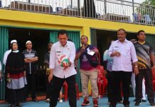 read news – Gubernur Kepri Ansar Ahmad Buka Turnamen Voly Ball di Karimun Gubernur Ansar saat melakukan service perdana dalam Turnamen Bola Volly Kecamatan Meral, Selasa (6/12/2022) . Dalam sambutannya, Gubernur mengatakan diadakannya turnamen volly ini merupakan salah satu upaya untuk memenuhi berbagai aktivitas olah raga di tengah-tengah masyarakat. (Foto : Dwi Susilo - batamtv.com)