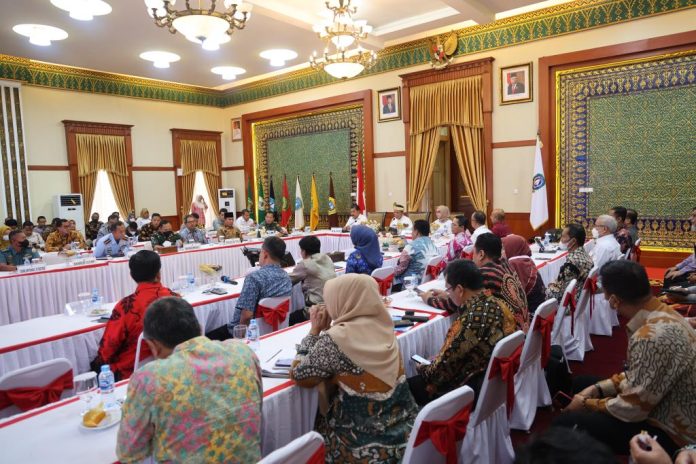 Gubernur Kepri Ansar Ahmad (duduk ditengah, bertanjak) meminta seluruh jajaran pemerintah daerah tingkat kabupaten dan kota bekerjasama dengan TNI dan Kepolisian untuk menjaga keamanan di daerah masing-masing.  Hal itu disampaikanya dalam Rapat Koordinasi bersama Bupati dan Walikota serta Forum Komunikasi Pimpinan Daerah (Forkopimda) Kepri di Gedung Daerah, Tanjungpinang, Kamis (22/12). (Foto : Dwi Susilo - batamtv.com)