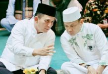 read news – Gubernur Ansar Ahmad Hadiri Tabligh Akbar Peringatan Hari Jadi Bintan Gubernur Kepri Ansar Ahmad (kiri) saat menghadiri Tabligh Akbar dalam rangka menyambut Hari Jadi yang Ke-74 Kabupaten Bintan. Acara diramaikan di Masjid Besar Nurul Iman, Kijang, Kabupaten Bintan, Rabu malam, (30/11/2022). Nampak Ansar tengah berbincang dengan Ustadz Das’ad Latif. Kali ini tema yang diusung: ‘Bintan Bangkit, Ekonomi Pulih’. (Foto : Dwi Susilo - batamtv.com)