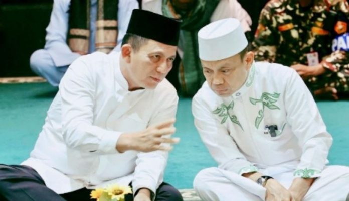 Gubernur Kepri Ansar Ahmad (kiri)  saat menghadiri Tabligh Akbar  dalam rangka menyambut Hari Jadi yang Ke-74 Kabupaten Bintan. Acara diramaikan di  Masjid Besar Nurul Iman, Kijang, Kabupaten Bintan, Rabu malam, (30/11/2022).  Nampak Ansar tengah berbincang dengan Ustadz Das’ad Latif. Kali ini  tema yang diusung: ‘Bintan Bangkit, Ekonomi Pulih’. (Foto : Dwi Susilo - batamtv.com)