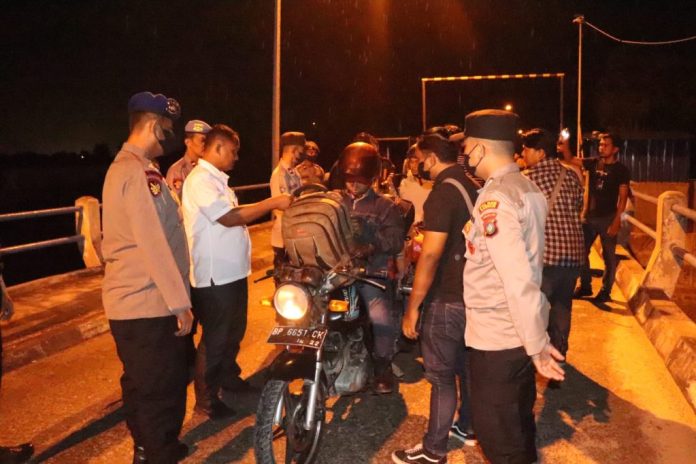 Puluhan Personil Polres Karimun saat memeriksa barang barang bawaan penumpang yang baru turun atau hendak naik kapal dalam  di Pelabuhan Roro Parit Rempak, Kecamatan Meral Barat, Rabu (30/11/2022) malam. Dalam Operasi Pekat Seligi 2022 ini petugas menyasar kepada penyakit masyarakat seperti premanisme, perjudian, kepemilikan senjata tajam, PMI hingga narkoba. (Foto Dwi Susilo - batamtv.com)