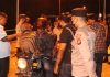 read news – Petugas Obok-obok Barang Bawaan Berbahaya Milik Penumpang di Pelabuhan Roro Karimun Puluhan Personil Polres Karimun saat memeriksa barang barang bawaan penumpang yang baru turun atau hendak naik kapal dalam di Pelabuhan Roro Parit Rempak, Kecamatan Meral Barat, Rabu (30/11/2022) malam. Dalam Operasi Pekat Seligi 2022 ini petugas menyasar kepada penyakit masyarakat seperti premanisme, perjudian, kepemilikan senjata tajam, PMI hingga narkoba. (Foto Dwi Susilo - batamtv.com)