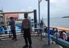 read news – Masyarakat Belakang Padang Diimbau Stop Membuang Sampah ke Laut Anggota Polsek Belakang Padang , Bharada Anas saat memberikan teguran dan sosialisasi soal pentingnya menjaga dan tidak membuang sampah di laut di Belakang Padang. Sosialisasi ini dilaksanakan di Pelabuhan Rakyat Selasa (6/12/2022). Penegasan ini disampaikan mengingat kebersihan laut di Belakang Padang mulai harus digerakkan kembali untuk menjaga kelestarian lingkungan laut. (Foto : Muhammad Amin - batamtv.com)