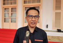 read news – Yuk Nikmati Festival Layang Layang Minggu Mendatang di Dataran Gurindam 12 Ketua Komisi II DPRD Kepulauan Riau, Wahyu Wahyudin mengajak seluruh warga Kota Tanjungpinang memeriahkan festival layang-layang Minggu, (11/22/2022) mendatang. Selain menghidupkan kembali permainan tradisional, festival juga untuk membangkitkan perekonomian di Tanjungpinang, khususnya pelaku UMKM karena festival akan dihadiri sekitar 300 peserta. (Foto : Dwi Susilo - batamtv.com)