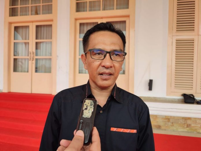Ketua Komisi II DPRD Kepulauan Riau, Wahyu Wahyudin mengajak seluruh warga Kota Tanjungpinang memeriahkan festival layang-layang Minggu, (11/22/2022) mendatang. Selain menghidupkan kembali permainan tradisional, festival juga untuk membangkitkan perekonomian di Tanjungpinang, khususnya pelaku UMKM karena festival akan dihadiri sekitar 300 peserta. (Foto : Dwi Susilo - batamtv.com)
