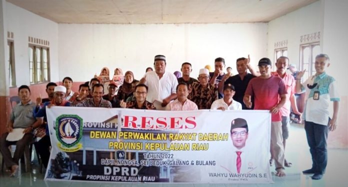 Reses Anggota DPRD Kepri, Wahyu Wahyudin (tengah berkacamata) saat gelaran reses di Bulang, Kamis (8/12/2022). Wahyu mengatakan  siswa SMA di Pulau Bulang saat ini harus naik kapal kayu beberapa kilometer untuk bersekolah di SMA N 11 Batam di Pulau Buluh hingga menghabiskan 300 ribu perbulan untuk ongkos. (Foto : Muhammad Amin - batamtv.com)   