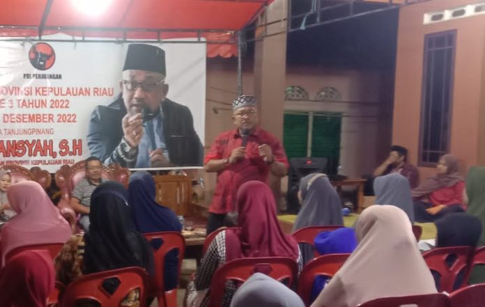 Ketua Fraksi PDI-P DPRD Provinsi Kepri, Lis Darmansah  (baju merah berdiri) mendengar langsung aspirasi warga yang   menyampaikan uneq-uneqnya  soal penerangan jalan, BPJS Kesehatan warga yang masih menunggak. Lis juga menerima aspirasi soal  lima gang yang belum tersentuh semenisasi, Minggu (11/12/2022). (Foto Dwi Susilo-batamtv.com)