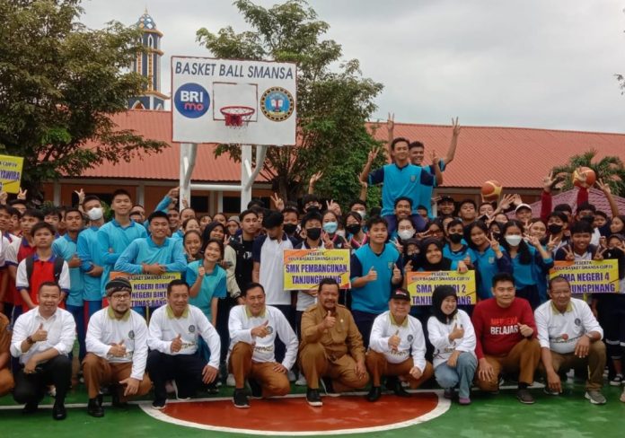 Kepala Dinas Pendidikan Kepri Dr. Andi Agung, SE, MM. (keempat dari kiri) usai membuka Basketball Tournament SMANSA Cup  Senin (12/12/2022). SMANSA Cup IV ini dikuti 18 team dari berbagai sekolah lanjutan tingkat atas (SMA) sederajat se kota Tanjungpinang Bintan. (Foto : Dwi Susilo - batamtv.com)