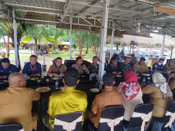 Kapolsek Gunung Kijang Iptu Sugiono (seragam polisi pegang mix) menyampaikan ucapan terimakasih sebesar kepada peserta rapat koordinasi  dalam rangka antisipasi penanganan bencana alam dan cuaca ekstrim. Selasa (13/12/2022). Acara digelar  di Kecamatan Gunung Kijang dan Toapaya. (Foto : Dwi Susilo - batamtv.com)