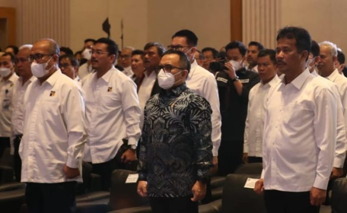 Menteri Pendayagunaan Aparatur Negara dan Reformasi Birokrasi (PAN-RB) bersama BP Batam mendorong pembenahan birokrasi aparatur negara. Hal ini terungkap saat Menteri Pendayagunaan Aparatur Negara dan Reformasi Birokrasi (PAN-RB) Abdullah Azwar Anas berkunjung ke Batam. Tampak Menteri Pendayagunaan Aparatur Negara dan Reformasi Birokrasi (PAN-RB) Abdullah Azwar Anas (tengah, batik biru) didampingi Kepala BP Batam HM Rudi (kanan) di Radysson Hotel Kamis, (15/12). (foto : muhammad amin-batamtv.com)