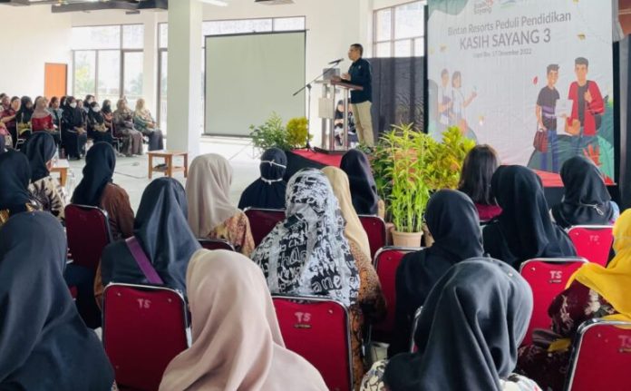 70 pelajar SMA di desa-desa sekitar kawasan pariwisata Lagoi Bintan mendapat pengaraan dan kesempatan ikut bimbingan karir gratis yang digelar PT Bintan Resort Cakrawala (BRC) Lagoi. Mereka ikut didampingi orang tuanya dalam kegiatan yang digelar dikawasan Lagoi Bay, Sabtu (17/12) pagi. (Foto : Dwi Susilo - batamtv.com)
