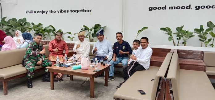 LPM Kelurahan Tanjungbuntung mendukung penuh Lomba Mars PKK dan Lomba Kreasi Puding yang digelar Kelurahan Tanjungbuntung. Tampak Camat Bengkong M. Fairus R.Batubara S, STP (baju Melayu bertanjak, 3 dari kanan), Ketua LPM Tanjungbuntung Ayub Purnomo (kaos biru, 2 dari kanan), Lurah Tanjungbuntung Edi Supardi S.Kom (1 dari kanan, kaos putih), bersama Sekcam, Babinsa dan Babinkantibmas Bengkong berpose bersama di sela acara peringatan hari kota Batam ke- 193 sekaligus memperingati hari Ibu di Kasta Cafe Shop Golden Prawn Bengkong Ahad, (18/12). (foto:abyaqsa ramadan-batamtv.com)