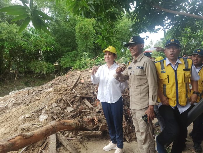 Anggota DPR RI Dapil Kepri, Cen Sui Lan turun ke Natuna memantau lokasi rawan banjir serta antisipasi dan solusi penanganan banjir. Tampak Cen Sui Lan (baju putih) bersama Camat (baju pdl) dan pejabat terkait, meninjau kondisi terkini Daerah Aliran Sungai Ranai di Ranai Darat Natuna, Sabtu 17/12). (foto :dwi susilo batamtv.com)