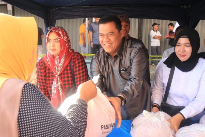 Pj Sekda Bintan Ronny Kartika menjelaskan, Pemkab Bintan memberikan subsidi dalam kegiatan operasi pasar murah. Ronny (tengah) saat operasi pasar murah di Barek Motor Kijang, Rabu (21/12) mengatakan  harga normal untuk paket sembako yang dijual dikisaran Rp 156.000/paket. Pemkab mensubsidi Rp 63.000/paket sehingga harganya Rp 93.000/paket. (Foto : Dwi Susilo - batamtv.com)