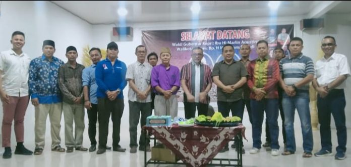 Sekda Batam Jefriddin meresmikan gedung fasum perumahan Victoria RT 03/RW XVI Tanjungriau. Peresmian gedung fasum disejalankan dengan pelantikan pengurus RT 03/ RW XVI Tanjung Riau. Tampak Sekda Batam Jefriddin (tengah, kemeja motif garis) berpose bersama Lurah Tanjungriau, pengurus RT 03/ RW XVI dan tokoh masyarakat di Gedung fasum perumahan Victoria Tanjungriau Sekupang Selasa (20/12). (foto : muhammad amin-batamtv.com)