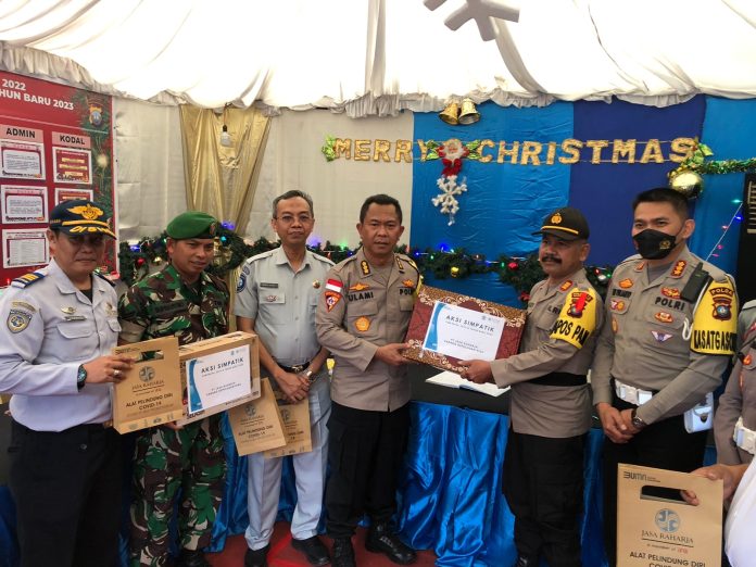 Karoops Polda Kepri KBP Ulami Sudjaja (keempat dari kiri) beserta rombongan saat mengunjungi dan memberikan tali asih ke peraonel Polsek Lubukbaja, pada Selasa (27/12/2022). (foto : muhammad amin - batamtv.com)