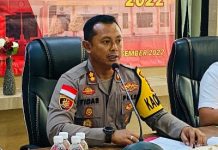 read news -Perayaan Tahun Baru di Bintan, Kapolres: Ada 9 Titik Lokasi yang Diizinkan Kapolres Bintan AKBP Tidar Wulung Dahono menyampaikan izin pesta kembang api atau bunga api diberikan dengan pengawasan melekat dari kepolisian. Ia merinci ada 4 titik lokasi di kawasan wisata Lagoi, 1 titik di Teluk Bintan dan 4 titik di daerah Trikora. Tidar menyebut ada 9 titik lokasi yang diizinkan. Kamis (29/12) siang. ( foto : dwi susilo - batamtv.com)