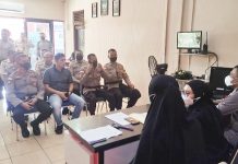 read news – Puskesmas Belakangpadang Berikan Sosialisasi Deteksi Dini Kesehatan Jiwa Dalam penyuluhannya di Mako Polsek Belakang Padang Kecamatan Belakang Padang Kegiatan Deteksi Dini Kesehatan Jiwa oleh Puskesmas Belakang Padang ini dihadiri dr Veny (jilbab hitam menghadap peserta) dari Puskesmas Belakangpadang. Dr.Veni mengatakan masalah kesehatan jiwa memang tidak secara langsung menyebabkan kematian tetapi sangat berpengaruh pada kemampuan seseorang. (Foto : abyaqsa ra - batamtv.com )