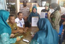 read news – Lembaga dan Ormas se-Nongsa Galang Bantuan ke Korban Gempa Cianjur Kepala pelabuhan domestik Punggur, Suherman (duduk di kiri, baju putih) sangat mengapresiasi penggalangan dan yang dilakukan Lembaga dan ormas se-Kecamatan Nongsa untuk korban gempa Cianjur yang dikoordinir oleh pemerintah kecamatan Nongsa Selasa(6/12/22). Penggalangan dana sendiri dilakukan di pelabuhan domestik Punggur dan pelabuhan ASDP Punggur dan pasar Top One. (Foto : Muhammad Amin - batamtv.com)