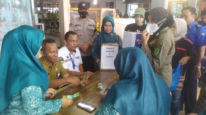 Kepala pelabuhan domestik Punggur, Suherman (duduk di kiri, baju putih) sangat mengapresiasi penggalangan dan yang dilakukan Lembaga dan ormas se-Kecamatan Nongsa untuk korban gempa Cianjur yang dikoordinir oleh pemerintah kecamatan Nongsa Selasa(6/12/22). Penggalangan dana sendiri dilakukan di pelabuhan domestik Punggur dan pelabuhan ASDP Punggur dan pasar Top One. (Foto : Muhammad Amin - batamtv.com) Kepala pelabuhan domestik Punggur, Suherman (duduk di kiri, baju putih) sangat mengapresiasi penggalangan dan yang dilakukan Lembaga dan ormas se-Kecamatan Nongsa untuk korban gempa Cianjur yang dikoordinir oleh pemerintah kecamatan Nongsa Selasa(6/12/22). Penggalangan dana sendiri dilakukan di pelabuhan domestik Punggur dan pelabuhan ASDP Punggur dan pasar Top One. (Foto : Muhammad Amin - batamtv.com)