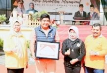 read news – Dewi Kumalasari: Penyandang Disabilitas Harus Diperhatikan Khusus Ketua TP-PKK Provinsi Kepulauan Riau Dewi Kumalasari, Dewi Kumalasari (kiri) saat kegiatan ‘Sehari bersama Anak Penyandang Disabilitas’, di Lapangan Gedung Nasional, Tanjung Uban, Kabupaten Bintan, Sabtu, 3 Desember 2022. Dewi menyebut semua pihak dapat kembali meningkatkan kesadaran masyarakat akan hak penyandang Disabilitas yang harus dipenuhi. (Foto : Dwi Susilo - batamtv.com)