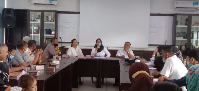 Bhabinkamtibmas Sei Harapan Kecamatan Sekupang, Aipda Syefriadi saat menghadiri  Musyawarah Desa ini dalam rangka program pemerintah untuk menciptakan masyarakat yang sehat. Aipda Syefriadi (berseragam polisi) menghimbau agar kader posyandu, RT/RW dan tokoh masyarakat, untuk menjalankan perannya khususnya bagi ibu ibu untuk pemeriksaan IVA bagi wanita untuk mencegah penyakit kanker rahim. (Foto : Muhammad Amin - batamtv.com)