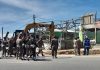 read news – Puluhan ‘Kios Abal-abal’ ROW Jalan di Sagulung Ditertibkan 100 personil gabungan Tim Terpadu Kota Batam . diturunkan untuk melakukan pengamanan dalam upaya penertiban bangunan atau kios liar di row jalan Letjen Suprapto Simpang Kavling Lama RT 05 RW 12 Kelurahan Sagulung, Kecamatan Sagulung, Kota Batam. Penertiban berlangsung Rabu (30/11/2022). (Foto : Muhammad Amin - batamtv.com)